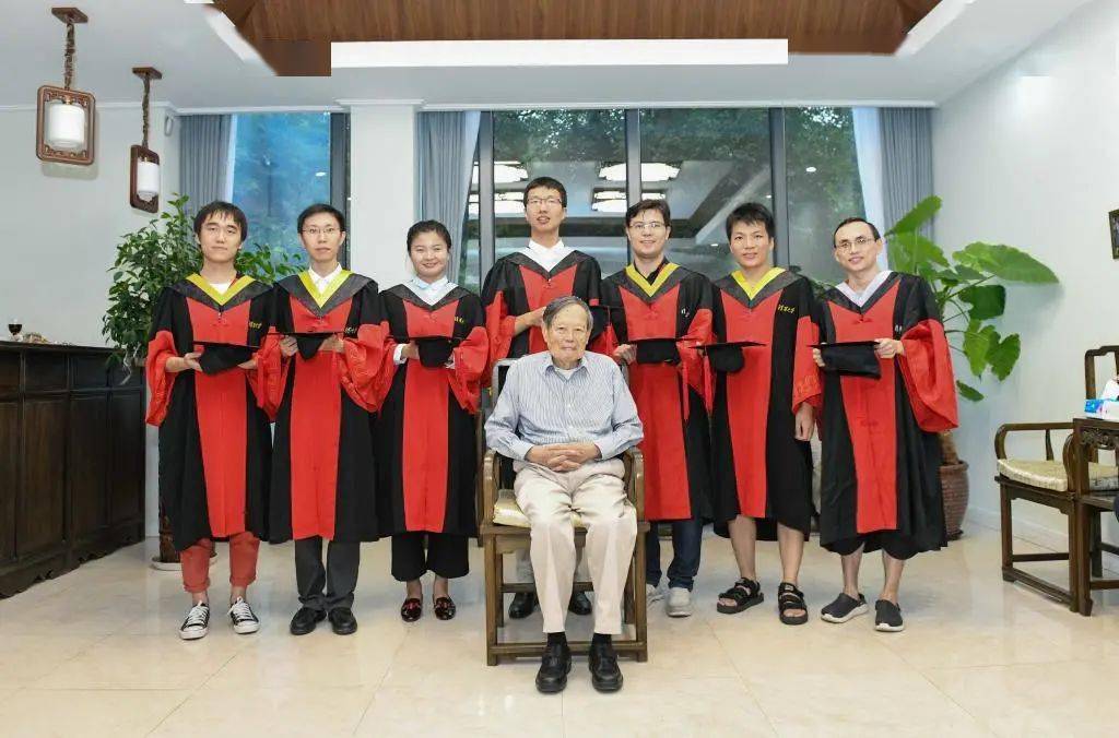 重塑魅力，40岁女人的服装选择