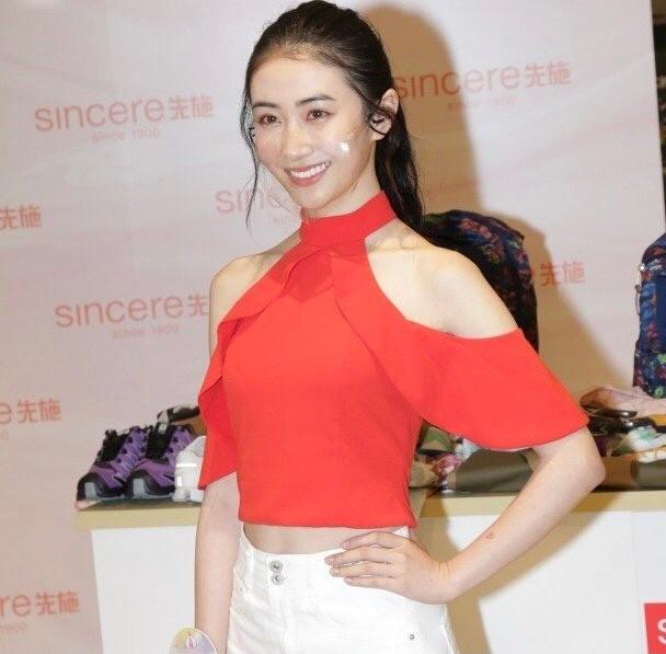 中提及的年份即错误地写成了2021香港最快开奖现场直播+结果